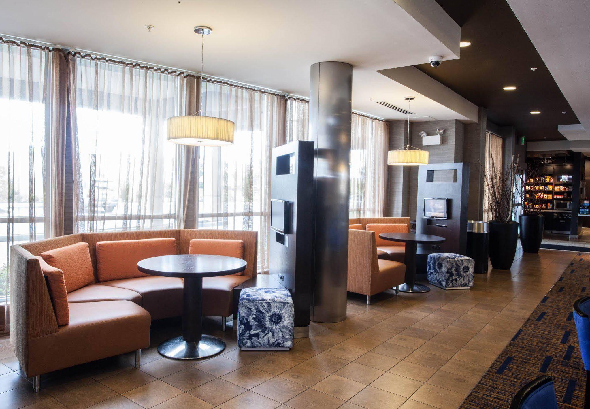 Courtyard By Marriott York Hotel Exterior photo
