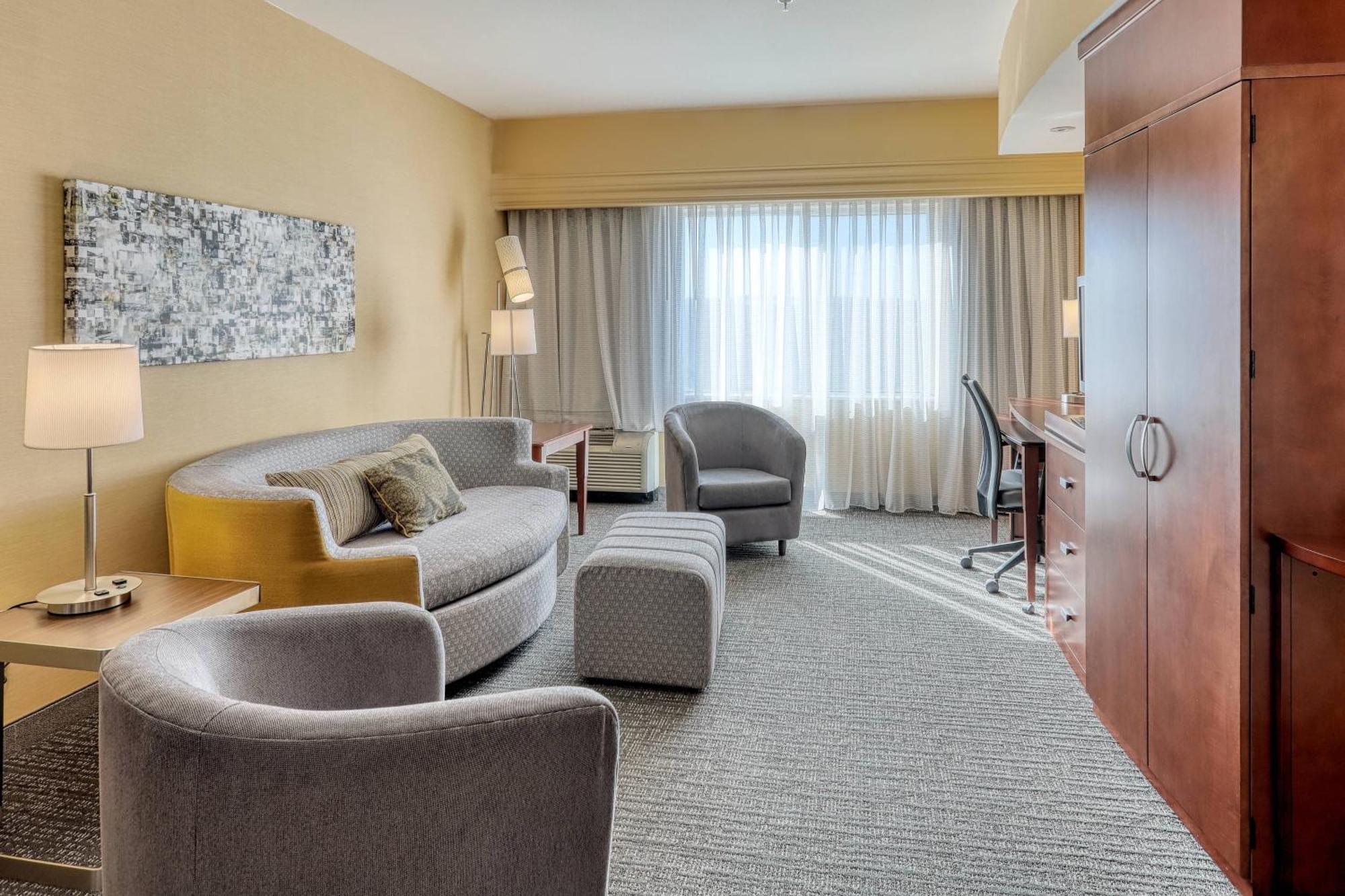 Courtyard By Marriott York Hotel Exterior photo