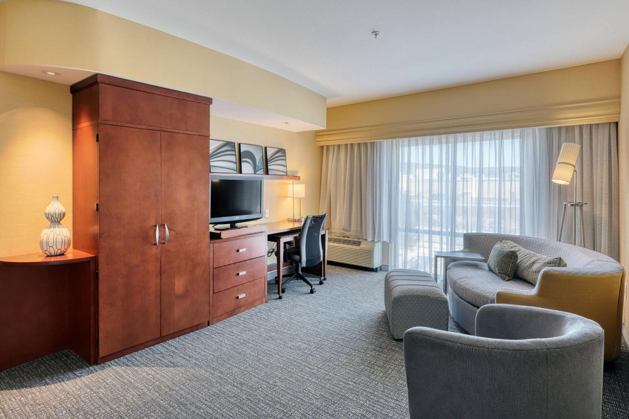 Courtyard By Marriott York Hotel Exterior photo
