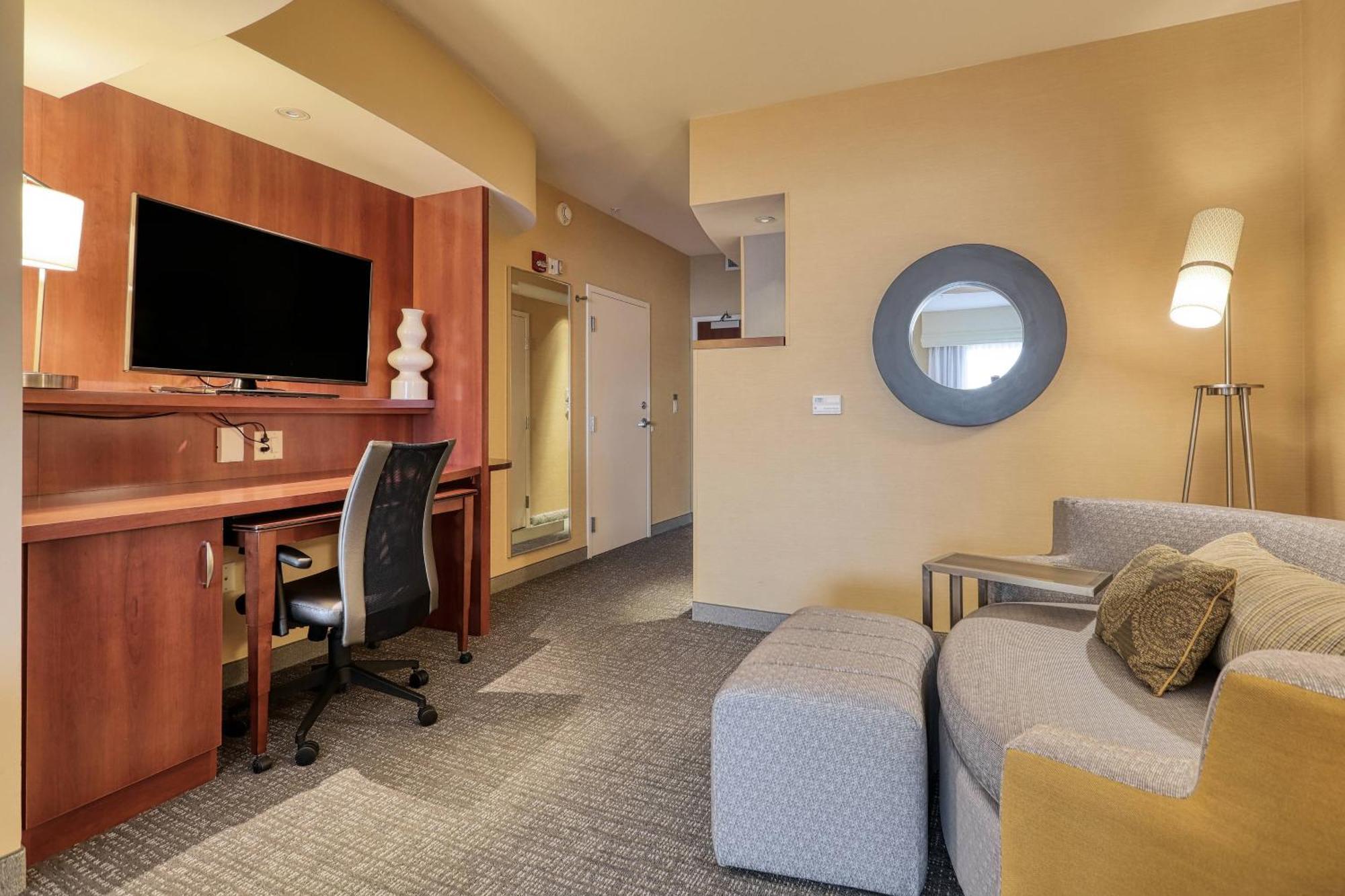 Courtyard By Marriott York Hotel Exterior photo