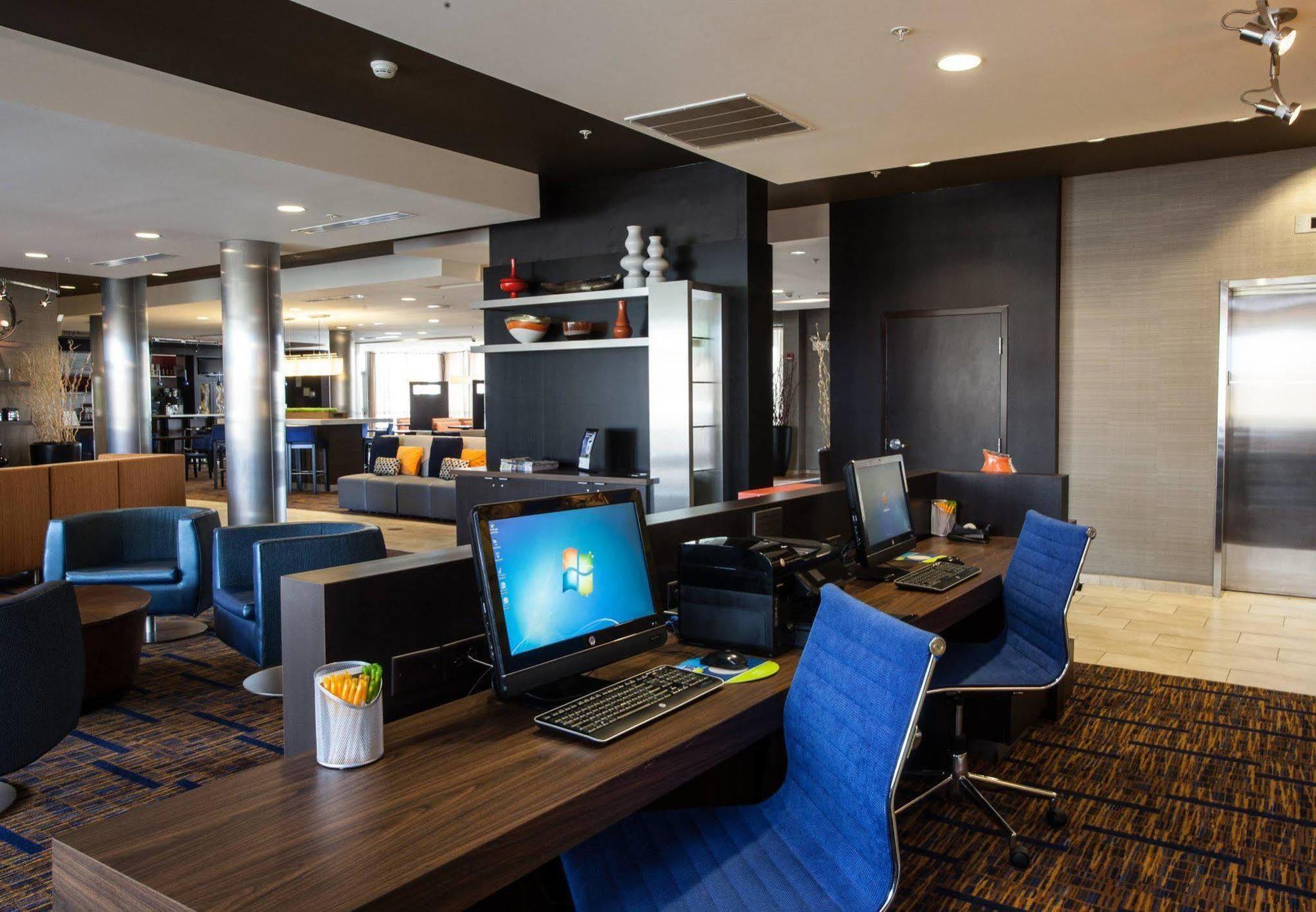Courtyard By Marriott York Hotel Exterior photo
